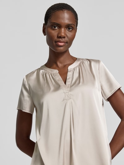 Modelka nosi Blusenshirt aus Satin mit V-Ausschnitt von Betty Barclay, satyn, krój regular fit, 1/2 rękaw, beżowy, zbliżenie na górę ciała