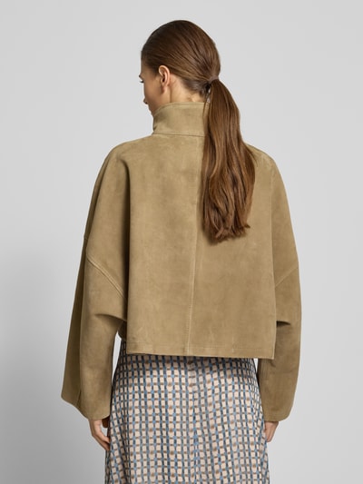 Frauenmodel trägt Relaxed Fit Lederjacke mit Stehkragen von Drykorn, Leder-Mix, aufgesetzte Eingrifftaschen, Reißverschluss, Ganzkörperansicht Rückansicht.