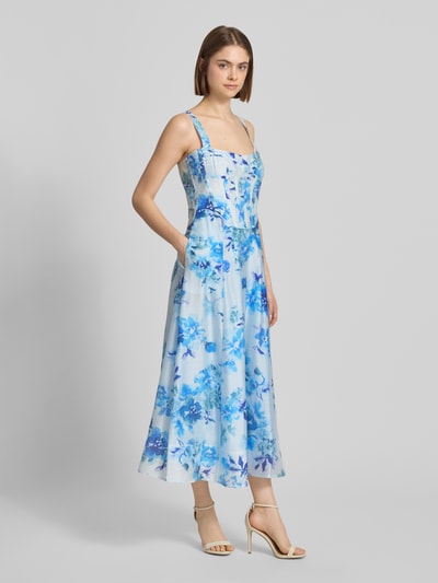 Frauenmodel trägt Midikleid aus Lyocell-Mix Modell 'Lilah' von Bardot mit floraler Allover-Print, Ärmelloses-Design, Ganzkörperansicht von vorne. Damen Midikleid, taillierte Passform, Rückenlänge bei Größe 36: 110 cm, Brustweite bei Größe 36: 36 cm, blau-weiße Farbtöne, glatte Textur.