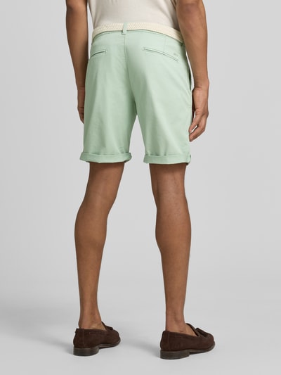 Männermodel trägt Bermudas mit Gürtel und Eingrifftaschen von MCNEAL in Mintgrün, Baumwoll-Mix, Straight Fit, Ganzkörperansicht Rückansicht.