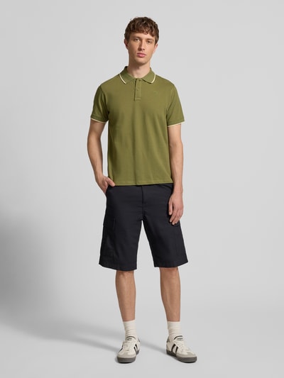 Męski model nosi Regular Fit Poloshirt mit Logo-Stitching Modell 'Hedin' von Blend z bawełny, zielony, krótki rękaw, Ganzkörperansicht von vorne.