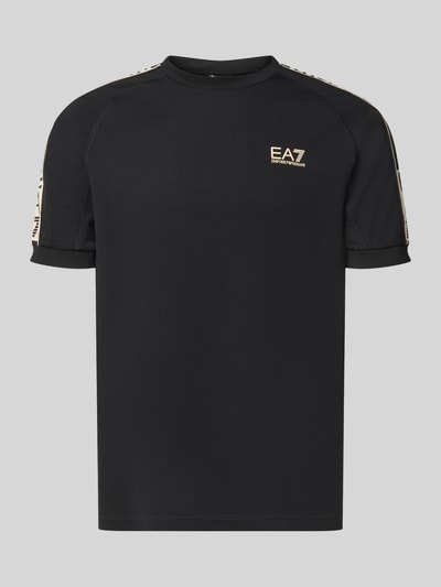 Produktfoto, T-shirt aus Viskose-Mix mit Logo von EA7 Emporio Armani, czarny kolor, krój regular fit, okrągły dekolt, długość tyłu 70 cm, nadruk z logo, mieszanka wiskozy z dodatkiem streczu