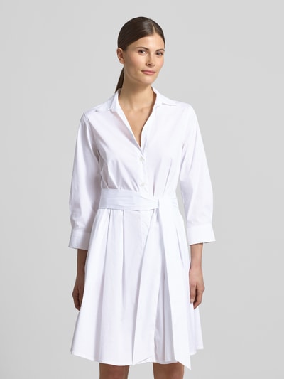 Frauenmodel trägt das Hemdblusenkleid mit Bindegürtel Modell 'JULE' von 0039 Italy in Weiß, Baumwoll-Mix, A-Linie, Nahaufnahme Oberkörper.