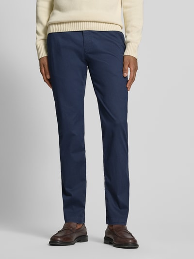 Męski model nosi Fein strukturierte Chino mit Gesäßtaschen von Bugatti, mieszanka bawełny z dodatkiem streczu, krój regular fit, wpuszczane kieszenie, kieszenie z tyłu, szerokość w rozmiarze 32/32: 40 cm, długość wewnętrzna nogawki 82 cm, granatowy kolor, gładka faktura, widok całej sylwetki z przodu.