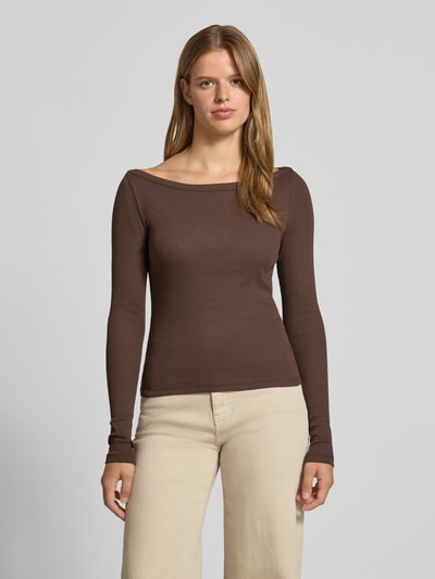 Frauenmodel trägt Slim Fit Shirt aus Baumwoll-Mix Modell 'MAYA' von NOISY MAY®, braun, Ripp-Optik, U-Boot-Ausschnitt, Langarm, Ganzkörperansicht von vorne.