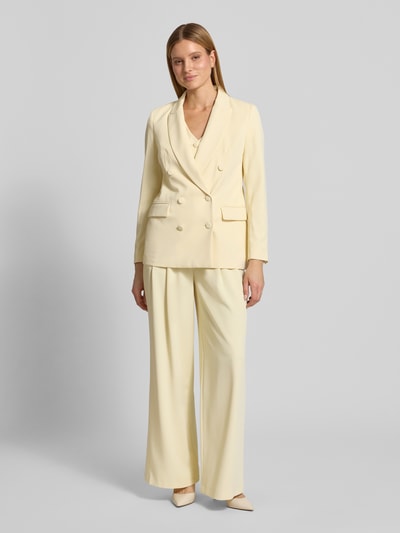 Frauenmodel trägt Regular Fit Weste mit V-Ausschnitt von Christian Berg Cocktail, elastischer Material-Mix, helle Farbe, glatte Textur, Ganzkörperansicht von vorne.
