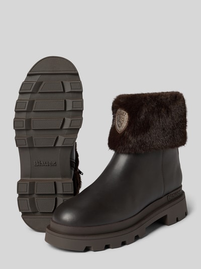 Produktfoto, Boots aus echtem Leder von Blauer USA w kolorze ciemnego brązu, zaokrąglony kształt, obszycie sztucznym futrem, naszywka z logo z obszyciem kamieniami stras, profilowana podeszwa, wysokość obcasa 5 cm, wysokość cholewki 16 cm, szerokość w rozmiarze 40: 12 cm