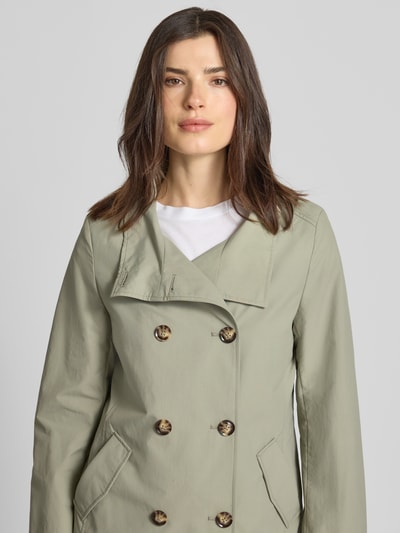 Frauenmodel trägt Regular Fit Jacke mit Stehkragen von Christian Berg Woman Selection in hellem Beige, Material-Mix mit Baumwoll-Anteil, doppelreihige Knopfleiste und Eingrifftaschen, Nahaufnahme Oberkörper.