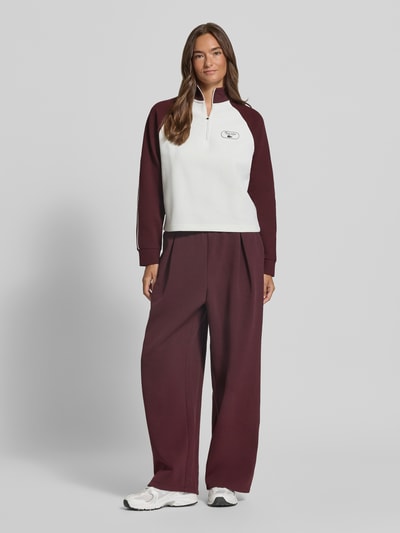 Frauenmodel trägt Regular Fit Sweatshirt aus Baumwoll-Mix von Lacoste mit Two Tone Optik, Label Patch, Reißverschluss, Piqué Struktur, Ganzkörperansicht von vorne.