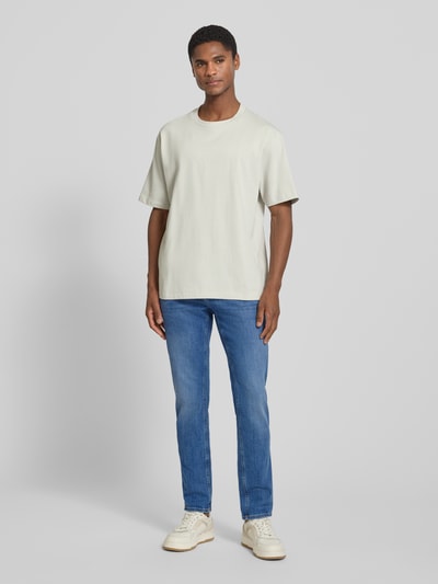 Mannelijk model draagt Modern Fit Jeans met steekzakken model 'Mitch' van JOOP!, mix van katoen en elastaan, jeans, modern fit, ganzebody vooraanzicht.