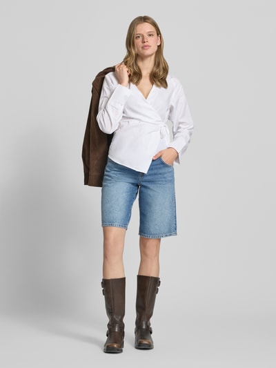 Frauenmodel trägt Regular Fit Jeansshorts aus reiner Baumwolle Modell 'MATE' von Only in Denim-Optik mit 5-Pocket-Design, Twill-Material, Ganzkörperansicht von vorne.