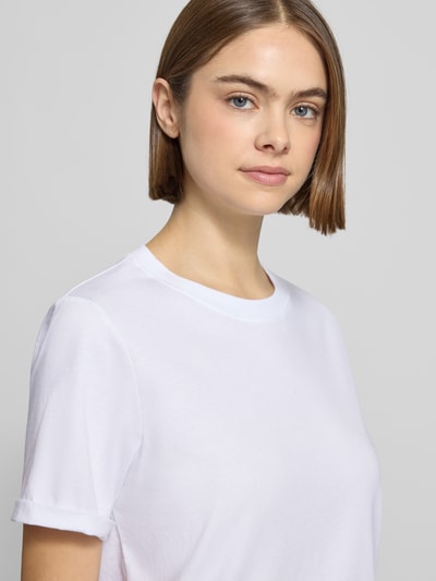 Frauenmodel trägt Regular Fit T-Shirt aus reiner Baumwolle Modell 'RIA' von Pieces, Optik: Unifarben, Feinripp, Nahaufnahme Oberkörper.