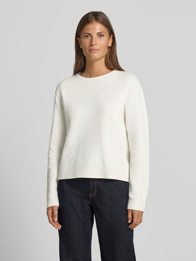 Frauenmodel trägt Regular Fit Pullover aus reiner Baumwolle von Tom Tailor, weiß mit strukturierter Oberfläche, Ganzkörperansicht von vorne, Damen Pullover von Tom Tailor.