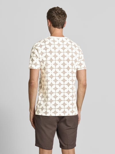 Männermodel trägt Regular Fit T-shirt aus reiner katoen van s.Oliver RED LABEL in crème met bruin patroon, Ganzkörperansicht Rückansicht.