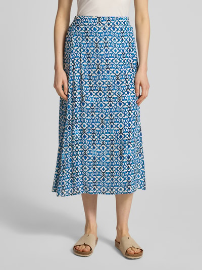 Vrouwenmodel draagt midirok uit zuiver viscose in all-over look, recht model, model 'MARRAKECH' van ICHI, totale lengte maat S 86 cm, bandwijdte 38 cm, voorkant bovenlichaam close-up.