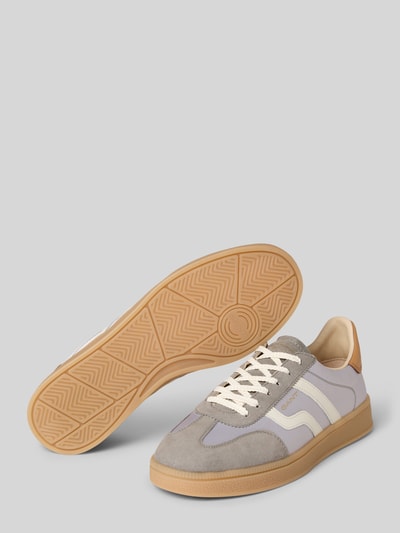 Produktfoto, Sneakersy z mieszanki skóry model 'Cuzima' od Gant, zaokrąglony krój, nadruk z logo, wiązanie, wysokość obcasa 3 cm, wysokość cholewki 7 cm, szerokość w rozmiarze 40: 8 cm, jasnoszare, beżowe i białe elementy, matowe tekstury