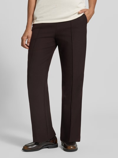Frauenmodel trägt Gerade Hose mit fixierten Bügelfalten Modell 'RENEE' von Raffaello Rossi in Dunkelbraun, glatte Textur, Nahaufnahme Oberkörper. Damen Gerade Hose von Raffaello Rossi.