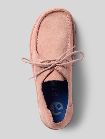Produktfoto, Schnürschuhe aus Leder mit flacher Sohle von Birkenstock in zartem Rosa, abgerundete Spitze, profilierte Sohle, strukturierte Wildleder-Textur, Absatzhöhe 1 cm, Schaftbreite 9 cm, Schafthöhe 8 cm.