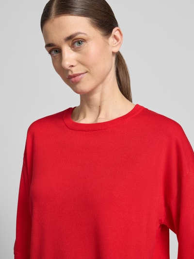 Frauenmodel trägt Strickshirt aus Viskose-Mix Modell 'Conny' von FREE/QUENT in Rot, Rundhalsausschnitt, Nahaufnahme Oberkörper.