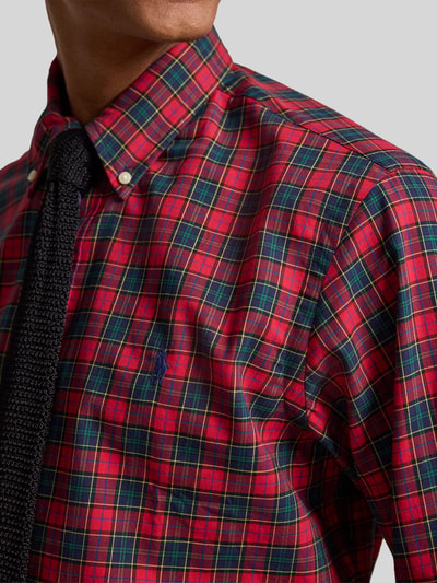 Männermodel trägt Custom Fit Freizeithemd aus reiner Baumwolle von Polo Ralph Lauren, rote und grüne Karos, Nahaufnahme Oberkörper. Herren Freizeithemd von Polo Ralph Lauren