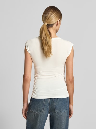 Frauenmodel trägt Slim Fit T-Shirt aus Lyocell-Mix Modell 'AVASARAH' von Vero Moda, unifarben mit seitlicher Raffung, Ganzkörperansicht Rückansicht.