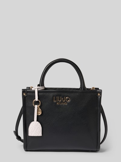 Produktfoto, Tote Bag mit Logo-Applikation Modell 'Ridhi' von Liu Jo White in Schwarz mit goldfarbenen Details, strukturierte Oberfläche, Hauptfach mit Reißverschluss, Tragehenkel, abnehmbarer Schulterriemen, Breite 26 cm, Länge 21 cm, Tiefe 11 cm, Länge Schulterriemen 112 cm.