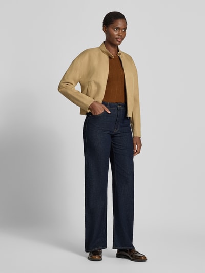 Modelka nosi ciemnogranatowe spodnie z szerokimi nogawkami Wide Leg Jeans aus Baumwoll-Mix Modell 'BEA-KORI' od Selected, damskie jeansy wide & loose fit, pełna sylwetka z przodu