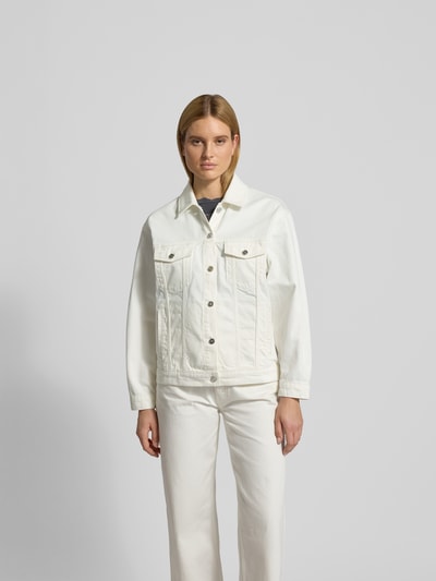 Frauenmodel trägt Regular Fit Jacke mit Umlegekragen von Anine Bing aus reiner Baumwolle, Weiß, durchgängige Knopfleiste, Eingriff- und Brusttaschen, Ganzkörperansicht von vorne. Rückenlänge Größe S: 64 cm, Brustweite: 57 cm, Ärmellänge: 56 cm.
