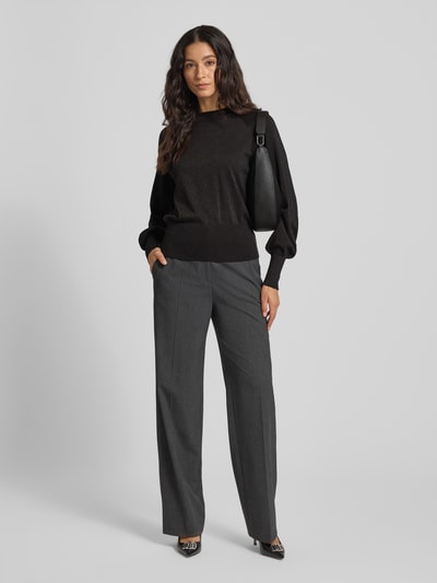 Frauenmodel trägt Strickpullover aus Viskose-Mix Modell 'MOBBE' von B.Young, Regular-Fit, Stehkragen, graue Hose, Ganzkörperansicht von vorne.