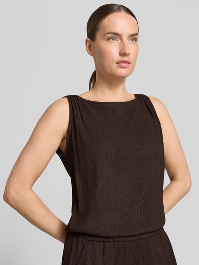 Kobiece model prezentuje Relaxed Fit Jumpsuit mit Strukturmuster Modell 'Mefiza' od OPUS, brązowa tekstura, materiał elastyczny, bez rękawów, zbliżenie na górną część ciała