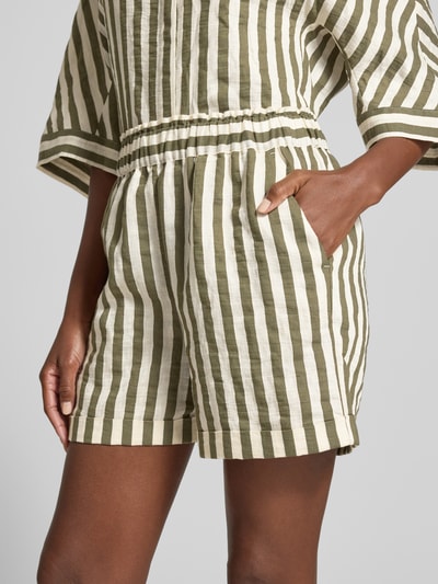 Frauenmodel trägt Shorts aus Leinen-Mix mit elastischem Bund Modell 'BRENDA' von 0039 Italy im Allover-Look mit Streifen, Nahaufnahme Oberkörper, Regular-Fit, Leinen-Baumwoll-Anteil, Bundweite bei Größe S 38 cm, Innenbeinlänge Größe S 13 cm.