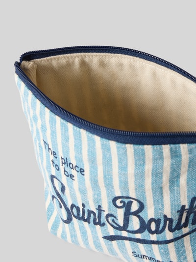 Produktfoto, Kosmetiktasche aus Leinen mit Statement-Print Modell 'ALINE' von MC2 Saint Barth, blau-weiß gestreift, grobe Leinenstruktur, Hauptfach mit Reißverschluss, Label-Print