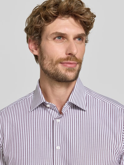Männermodel trägt Regular Fit Businesshemd mit Kentkragen und Streepmotief von Christian Berg Men, katoenmix met stretch, Nahaufnahme Oberkörper.