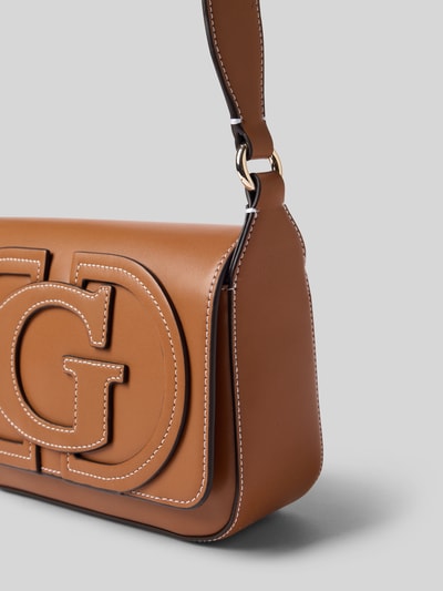 Produktfoto, Shoulder Bag mit Logo-Detail Modell 'Ruby' von GUESS, brązowa torba na ramię, klapka, detal z logo, Główna przegroda, Szerokość w rozmiarze 1: 21 cm, Długość w rozmiarze 1: 14 cm, Głębokość w rozmiarze 1: 6 cm, długość paska na ramię w rozmiarze 1: 58 cm