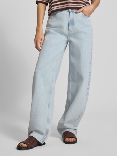 Frauenmodel trägt Wide Fit Jeans im 5-Pocket-Design Modell 'Parwana' von Gestuz in hellem Blau, reine Baumwolle, Ganzkörperansicht von vorne.