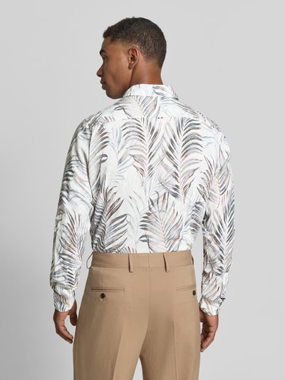 Męski model nosi Slim Fit Business-Hemd aus Leinen-Baumwoll-Mix Modell 'Roma' von FIL NOIR, jasne liście, Ganzkörperansicht Rückansicht, mieszanka lnu i bawełny, krój slim fit, kołnierzyk typu kent, długość tyłu w rozmiarze 40: 75 cm, szerokość ramion w rozmiarze 40: 41 cm, długość rękawów w rozmiarze 40: 67 cm.