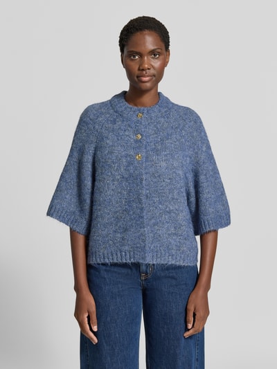 Frauenmodel trägt Relaxed Fit Cardigan mit Woll-Anteil Modell 'Benutta' von Neo Noir in Blau, Strick-Optik, 1/2-Arm, Knopfleiste, Ganzkörperansicht von vorne
