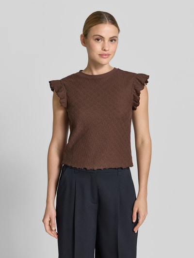 Vrouwenmodel draagt gebreid shirt met ronde hals en golvende zoom van Jake*s Casual, puur katoen, regular fit, ruglengte maat S 49 cm, close-up bovenlichaam vooraanzicht.