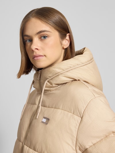 Tommy Jeans Regular Fit Steppjacke mit Kapuze Taupe 3