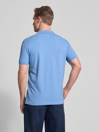 Männermodel trägt Slim Fit Poloshirt aus katoenmix van Polo Ralph Lauren in effen blauw piqué, met korte mouwen en polokraag, rugaanzicht