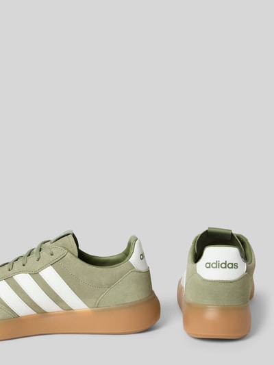 Produktfoto, Sneaker mit Schnürverschluss von adidas Sportswear aus Echtleder in Grün mit weißem Label-Detail, abgerundete Spitze, strukturierte Sohle, Absatzhöhe 3 cm, Schafthöhe 5 cm, Schaftweite 6 cm.