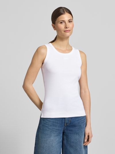 Modelka kobieca nosi Tanktop in Ripp-Optik od JOOP! z bawełniano-elastanowej mieszanki, krój slim fit, biała faktura prążkowana, logo, okrągły dekolt, długość pleców w rozmiarze 36: 55 cm, całkowity widok z przodu.