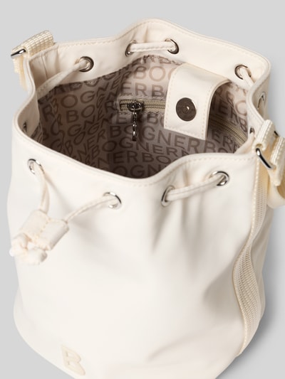 Produktfoto, cremefarbene Handtasche mit Tragehenkel und Schulterriemen von BOGNER, Kordelzug, Label-Detail, Innenfach, glatte Textur