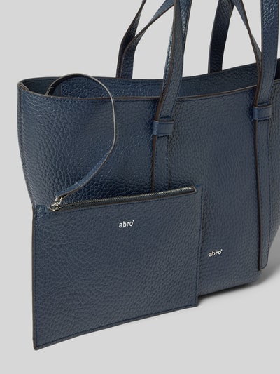 Produktfoto, Tote Bag mit Strukturmuster Modell 'Cosmo' von Abro in Dunkelblau, feine Narbung, Hauptfach mit Reißverschluss, Logo-Detail, herausnehmbares Innenfach, schmale Schulterriemen, Breite 43 cm, Länge 26 cm, Tiefe 16 cm, Riemenlänge 62 cm.