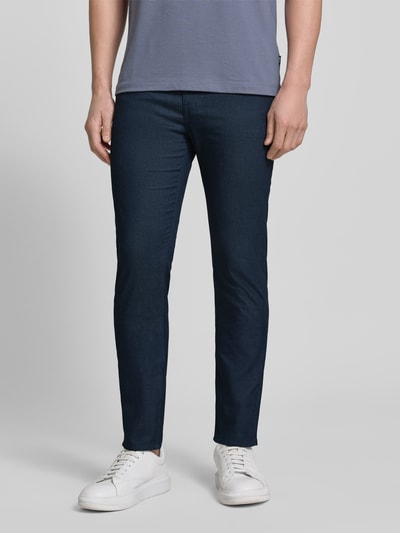 Männermodel trägt Slim Fit Modell Chino aus Baumwoll-Mix 'DELAWARE5' von BOSS in Dunkelblau, unifarben, 5-Pocket-Design, Ganzkörperansicht von vorne.