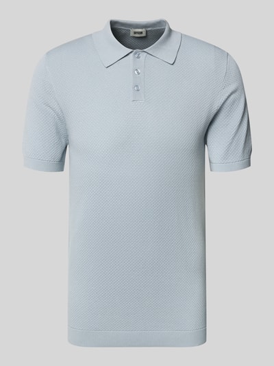 Produktfoto, Slim Fit Poloshirt Modell 'Triton' von Drykorn aus reiner Baumwolle, hellblau, Polokragen, kurzärmelig, Strukturmuster.