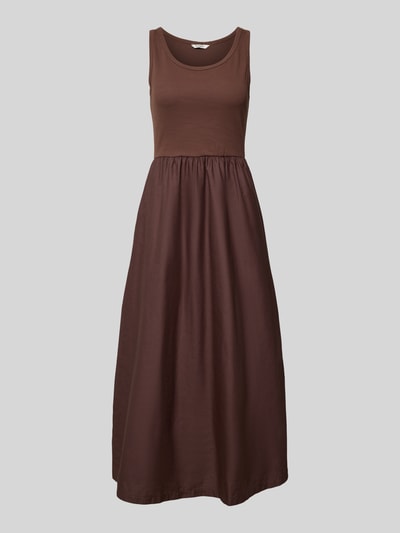 Produktfoto, braunes Midikleid im 2-in-1-Look Modell 'SUNNIA' von B.Young aus Baumwoll-Elasthan-Mix in A-Linie vor grauem Hintergrund