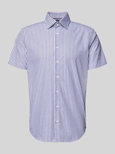 Produktfoto, Regular Fit Business-Hemd mit Kentkragen von Christian Berg Men aus Reine Baumwolle mit Knopfleiste und 1/2-Arm, feine blau-weiße Streifen, glatte Oberfläche, Rückenlänge 77 cm, Schulterbreite 46 cm, Ärmellänge 22 cm bei Größe 39/40.