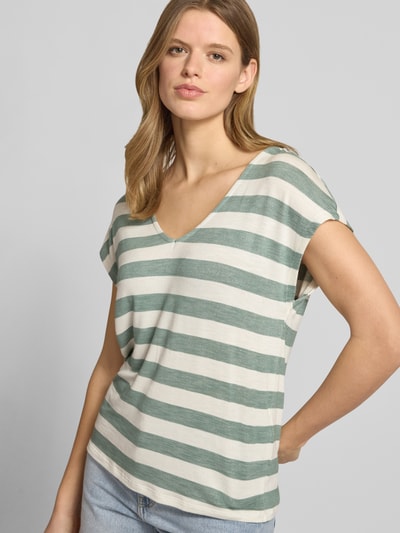 Frauenmodel trägt Regular Fit T-Shirt aus Viskose-Mix Modell 'LIRA' von Only, grün-weiß gestreift, Feinripp, Nahaufnahme Oberkörper.