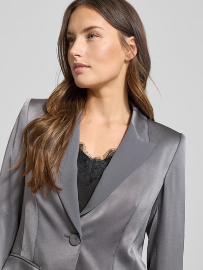 Frauenmodel trägt Regular Fit Blazer mit Pattentaschen von Luisa Cerano in Grau mit Reverskragen und Knopfverschluss, Nahaufnahme Oberkörper. Rückenlänge 67 cm, Brustweite 40 cm, Ärmellänge 61 cm in Größe 36.